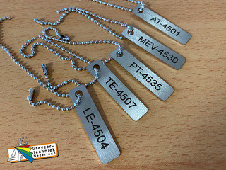 RVS plaatjes graveren met ronde hoek, in dit geval 50x12x1mm